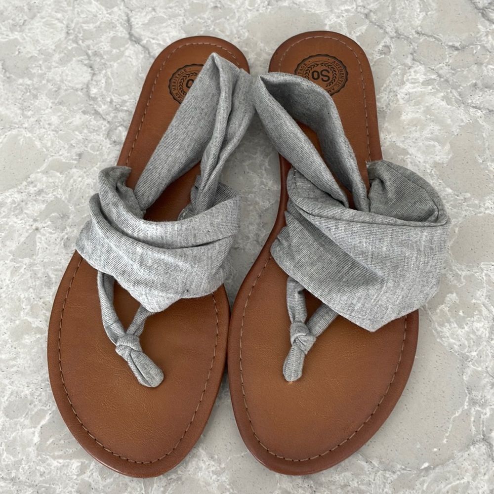 So gray slides/flip-flops